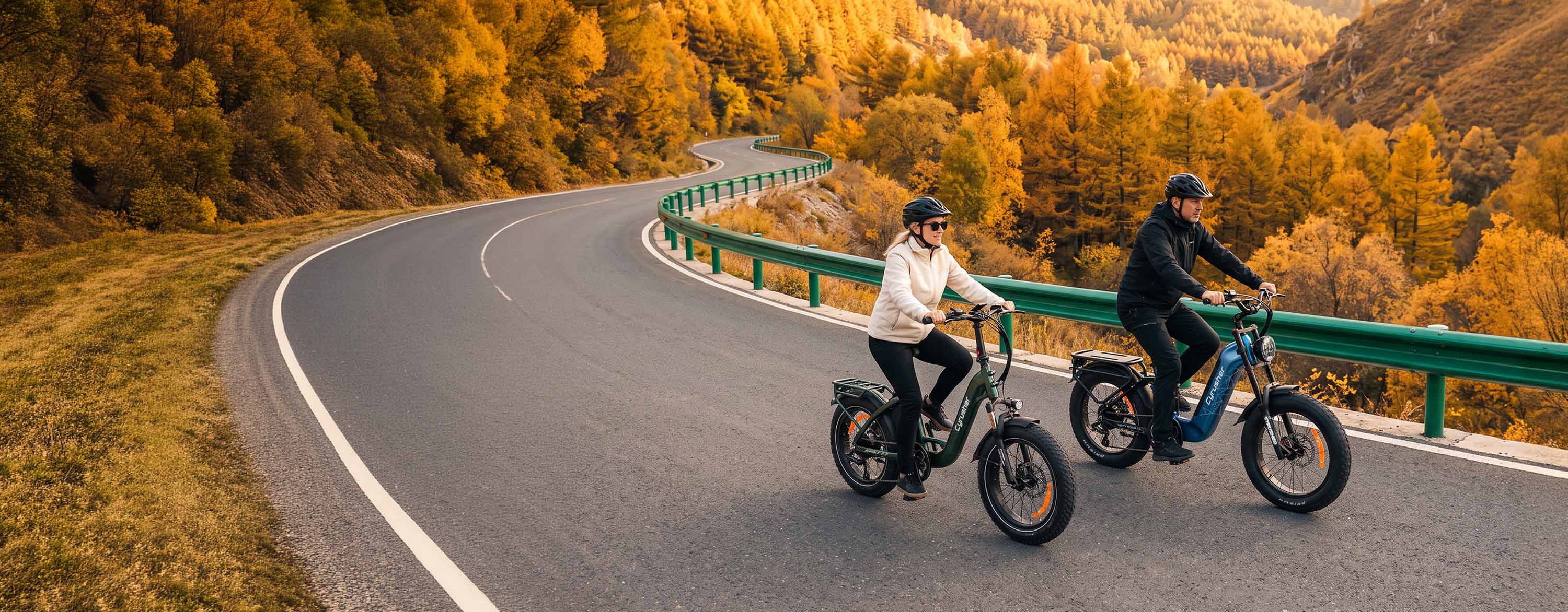 Cyrusher — biciclete electrice pe un drum de munte, toamna